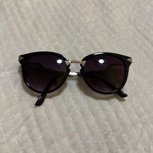 ⭐️Sunglasses with wavy detail